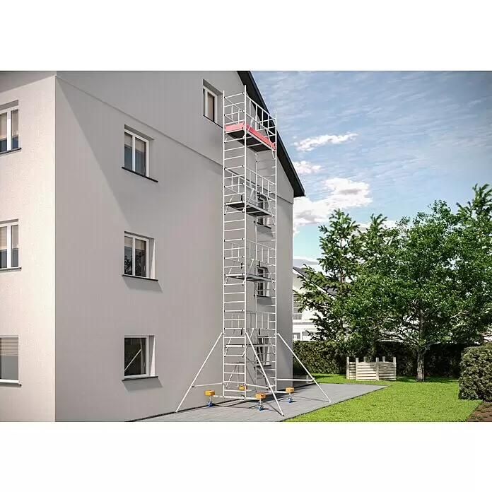 Krause ProTec XS Klappgerüst - Arbeitshöhe: 9,8 m, Belastbarkeit Plattform: 240 kg - Weißes/silbernes Rollgerüst mit roter Plattform, an einem hellgrauen Haus für Höhenarbeiten aufgestellt.
