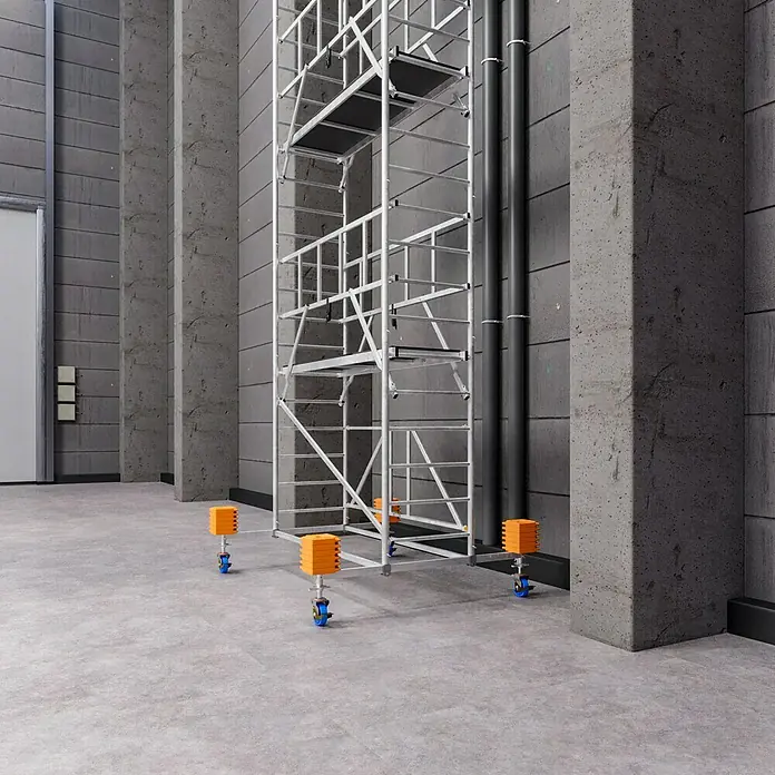 Krause ProTec XS Klappgerüst - Arbeitshöhe: 9,8 m, Belastbarkeit Plattform: 240 kg - Ein modulares Baugerüst mit orangenen Nivellierfüßen, ideal für flexible Höhenanpassung auf Baustellen, steht in einem Rohbau.