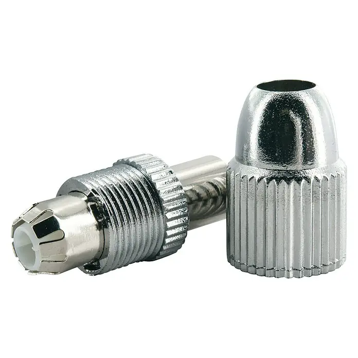 Schwaiger Koax-Stecker HQ - IEC-Stecker, Kunststoff, Verchromt, Schraubbare Innenleiter, 1 Stk. - Nahaufnahme von zwei metallisch glänzenden Koaxialkabel-Steckverbindern auf schwarzem Hintergrund.