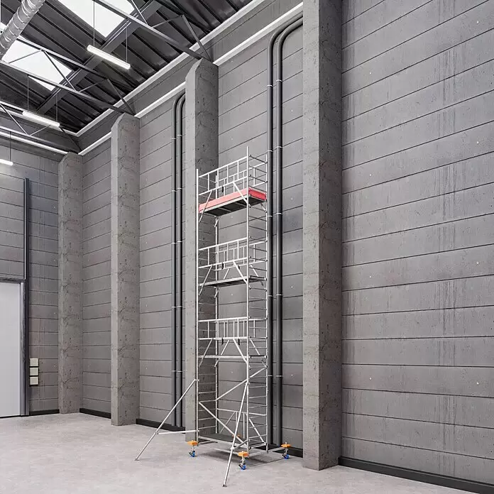 Krause ProTec XS Klappgerüst - Arbeitshöhe: 8,8 m, Belastbarkeit Plattform: 240 kg - Mobiles Aluminiumgerüst mit roter Plattform in einer geräumigen Industriehalle.