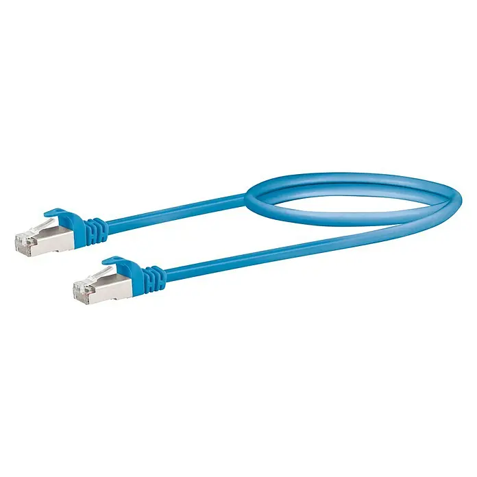 Schwaiger Netzwerk-Kabel - Länge: 0,5 m, Blau, RJ45-Stecker, Bis zu 1 GBit/s - Nahaufnahme eines blauen Ethernet-Kabels mit RJ45-Steckern an beiden Enden, ideal für Netzwerkverbindungen.