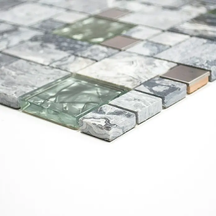 Mosaikfliese Crystal Mix XCM MC609 - 30 x 30 cm, Grau, Matt - Nahaufnahme von grauen und klaren Glasmosaikfliesen, die ein elegantes und modernes Design für Oberflächen schaffen.