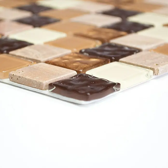 Selbstklebemosaik Quadrat Crystal Mix SAM 4M372 - 30 x 30 cm, Beige, Glänzend - Nahaufnahme eines Mosaikfliesen-Musters in verschiedenen Braun- und Beigetönen, die ein elegantes und modernes Design für Innenräume bieten.