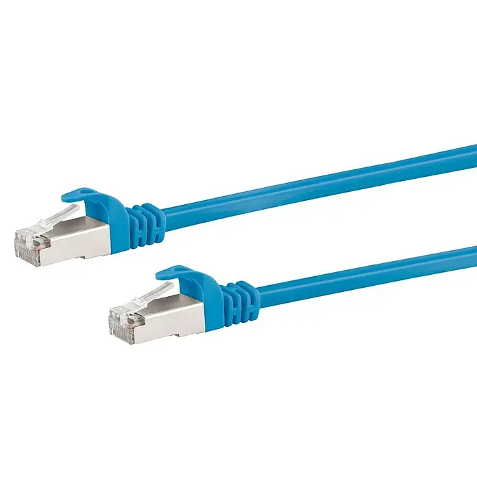 Schwaiger Netzwerk-Kabel - Länge: 1 m, Blau, RJ45-Stecker, Bis zu 1 GBit/s - Nahaufnahme von zwei blauen Ethernet-Kabeln mit RJ45-Steckern, die für Netzwerkverbindungen in Computernetzwerken verwendet werden.