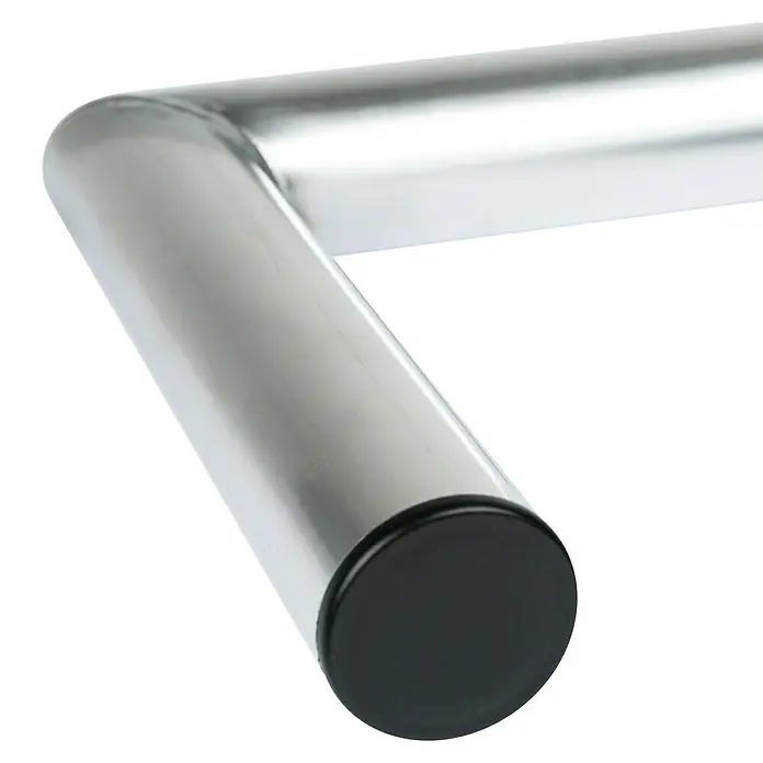 Schwaiger Winkelwandhalter - Wandabstand: 25 cm, Aluminium, Silber - Detailaufnahme einer Handtuchstange mit einer schwarzen Endkappe, die ein modernes und elegantes Design für jedes Badezimmer bietet.