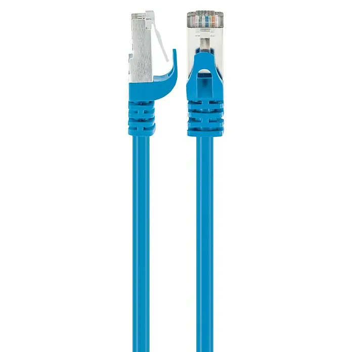 Schwaiger Netzwerk-Kabel - Länge: 1 m, Blau, RJ45-Stecker, Bis zu 1 GBit/s - Nahaufnahme von zwei blauen RJ45-Netzwerkkabeln vor einem schwarzen Hintergrund, die Konnektivität und moderne Technologie präsentieren.