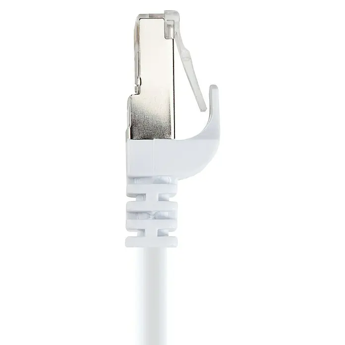 Schwaiger Netzwerk-Kabel CAT6 - Länge: 15 m, Weiß, RJ45-Stecker, Bis zu 1 GBit/s - Nahaufnahme eines weißen RJ45-Steckers, der in der Netzwerktechnik für Ethernet-Verbindungen verwendet wird, vor einem hellen Hintergrund.
