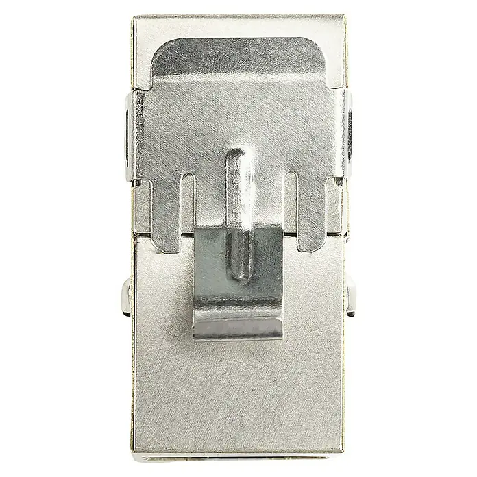 Schwaiger Verbinder Netzwerkkupplung - 2 x RJ45-Buchse, CAT6 - Nahaufnahme eines silbernen USB-Steckers, der Details und die Beschaffenheit des Anschlusses hervorhebt.