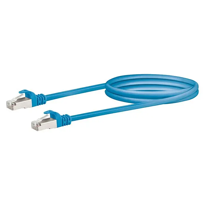 Schwaiger Netzwerk-Kabel - Länge: 1 m, Blau, RJ45-Stecker, Bis zu 1 GBit/s - Nahaufnahme eines blauen Ethernet-Kabels mit RJ45-Steckern an beiden Enden, zusammengerollt auf schwarzem Hintergrund.