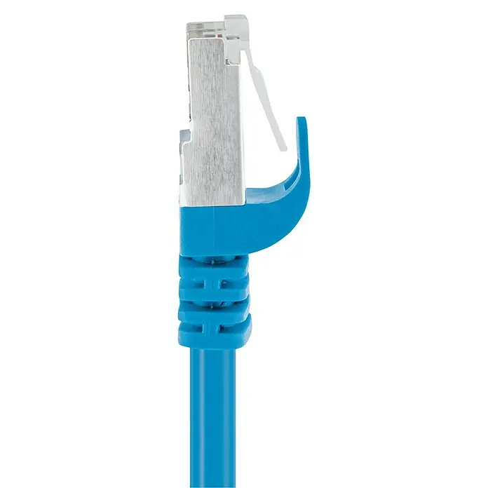 Schwaiger Netzwerk-Kabel - Länge: 1 m, Blau, RJ45-Stecker, Bis zu 1 GBit/s - Nahaufnahme eines blauen Ethernet-Kabels mit RJ45-Stecker, ideal für schnelle und zuverlässige Netzwerkverbindungen.