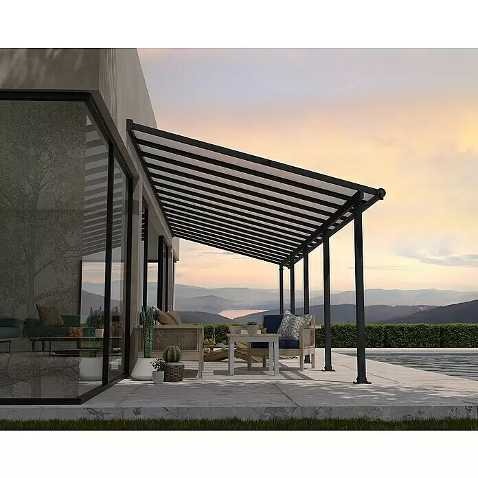 Palram – Canopia Terrassenüberdachung Olympia - B x T: 915 x 300 cm, Anthrazitgrau, Polycarbonat, Transparent - Schwarze Metallpergola mit lichtdurchlässigen Dachpaneelen über einer Außenterrasse, spendet Schatten für Loungemöbel.