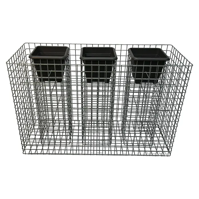 Gabiona Gabionensäule für Blumen - 127 x 52 x 82 cm, Stahl, Maschenbreite: 50 mm, Maschenhöhe: 50 mm - Das Bild zeigt einen Gabionen-Pflanzkasten mit drei schwarzen Pflanzeinsätzen. Der Pflanzkasten besteht aus einem Drahtgitter.