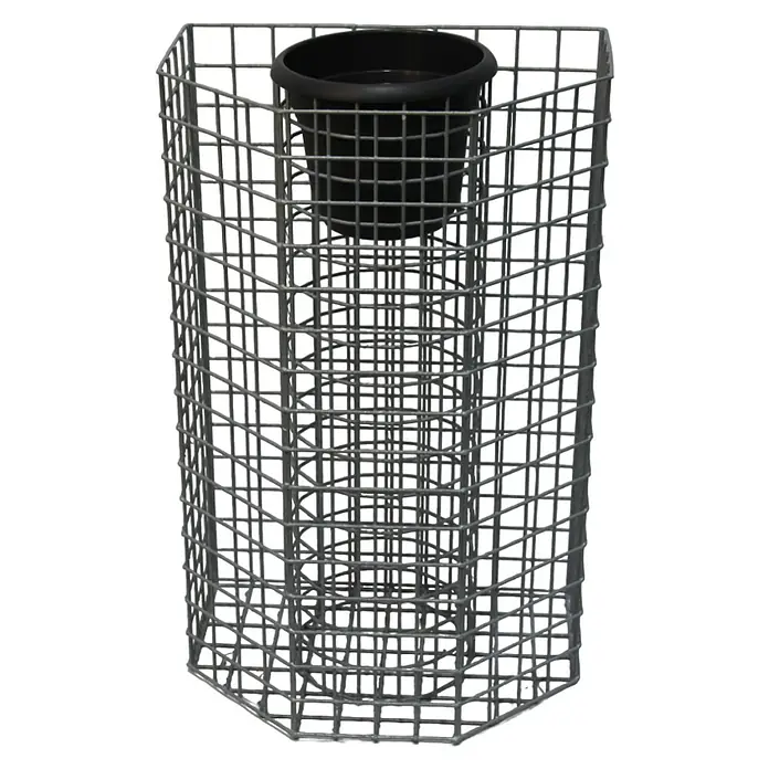 Gabiona Gabionensäule für Blumen - Höhe: 82 cm, Stahl, Maschenbreite: 50 mm, Maschenhöhe: 50 mm - Das Bild zeigt einen stilvollen Gabionen-Pflanzkübel mit schwarzem Einsatz, ideal für Garten und Terrasse. Die moderne Optik setzt Pflanzen gekonnt in Szene.