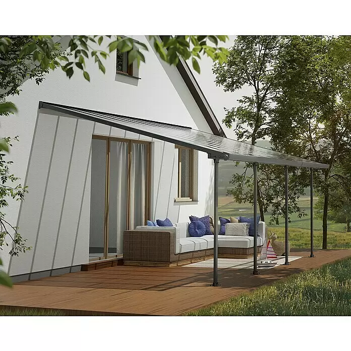 Solid Elements Terrassenüberdachung Martina - B x T: 606 x 400 cm, Anthrazitgrau, Polycarbonat, Transparent - Graues Terrassendach mit lichtdurchlässigem Dach, an einem Haus befestigt, schützt eine Holzterrasse mit Gartenmöbeln.