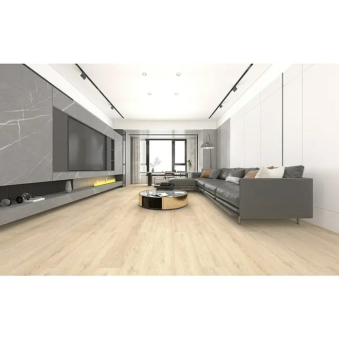 Suelo vinílico SPC Etna - 1.220 x 182 x 5,5 mm, Beige, Resistente al agua - Salón luminoso con un sofá moderno, un mueble de TV de mármol con chimenea y una elegante mesa de centro que combina confort y estilo.