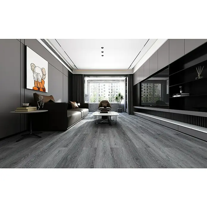 Suelo vinílico SPC Musala - 1.220 x 182 x 5,5 mm, Gris, Resistente al agua - Elegante sala de estar con suelo laminado gris, sofá moderno, obra de arte y pared de TV. El suelo aporta un ambiente sofisticado y elegante al espacio.