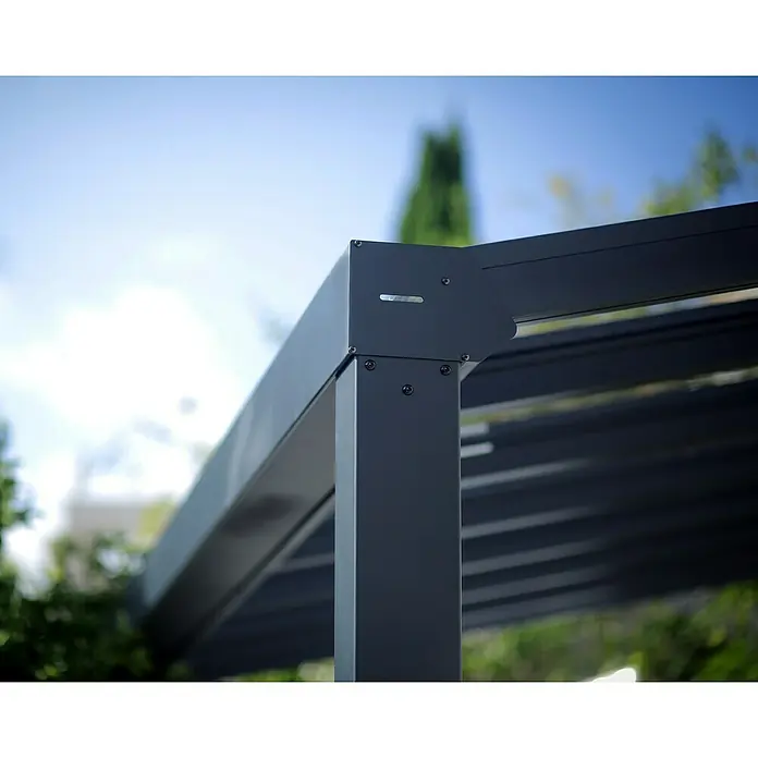 Palram – Canopia Terrassenüberdachung Stockholm - B x T: 590 x 340 cm, Anthrazitgrau, Polycarbonat - Nahaufnahme einer modernen, grauen Lamellenpergola, die Schatten spendet und das Outdoor-Erlebnis aufwertet.