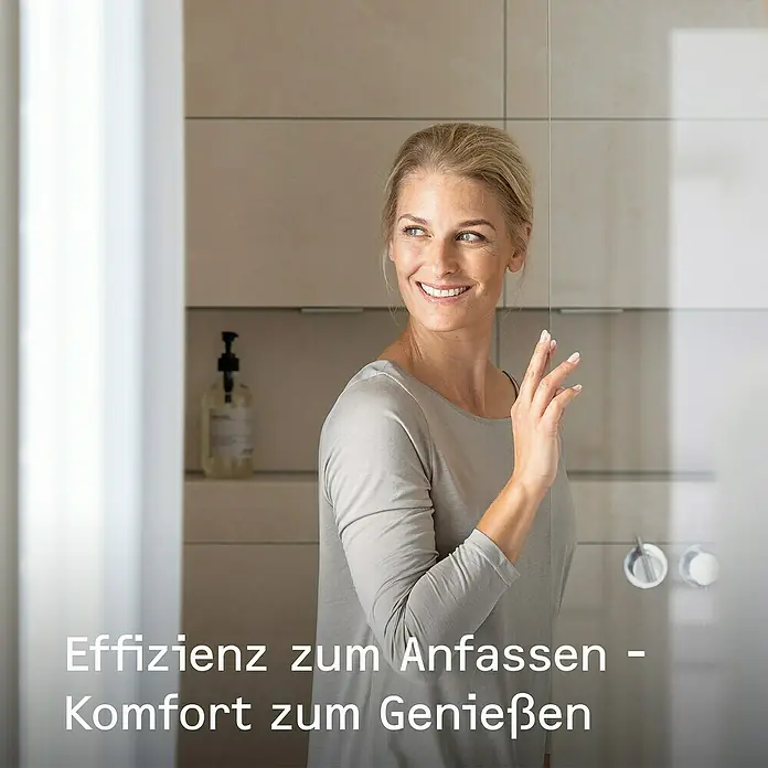 Stiebel Eltron Durchlauferhitzer DEL Plus - 18/21/24 kW, Elektronisch, Geschlossen - Frau berührt eine Duschwand.