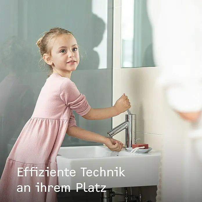 Stiebel Eltron Kleindurchlauferhitzer DNM 6 - 5,7 kW, Hydraulisch, Offen - Mädchen wäscht sich die Hände an einem modernen, verchromten Waschtischarmatur.
