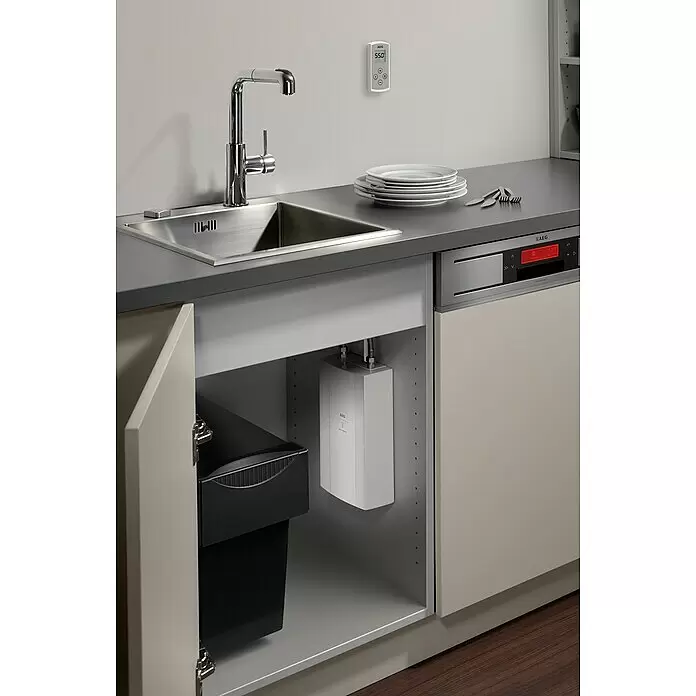 AEG Calentador DDLE 11/13 Kompakt - 13,5 kW, Electrónico - Fregadero de cocina moderno con grifo cromado, fregadero de acero, lavavajillas AEG integrado, control de pared y calentador de agua AEG bajo el fregadero.