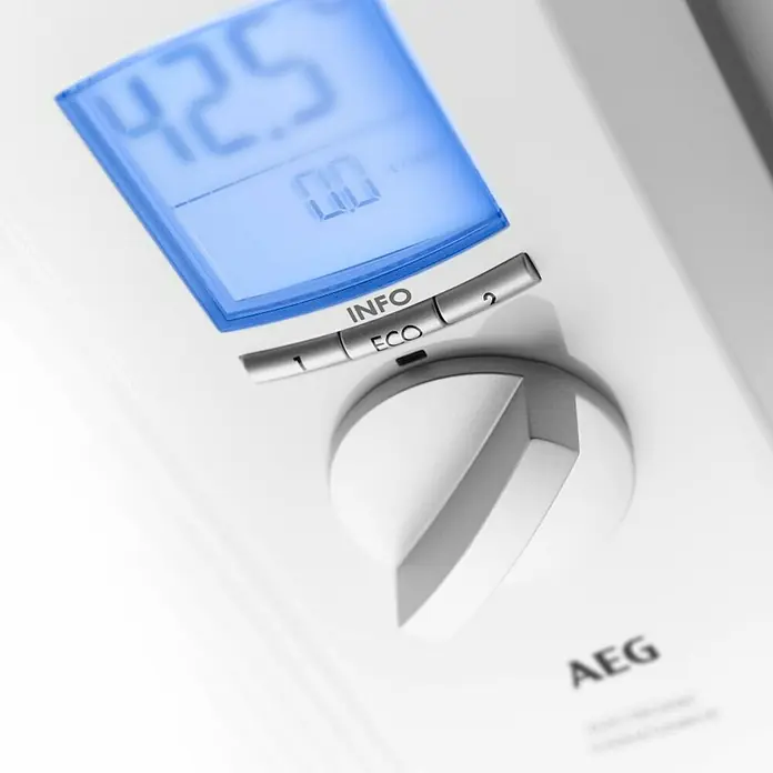 AEG Durchlauferhitzer DDLE TD - 18/21/24 kW, Elektronisch - Nahaufnahme eines AEG-Geräts mit digitaler Anzeige, Einstellknopf und den Optionen "Info" und "Eco" für verschiedene Funktionen.