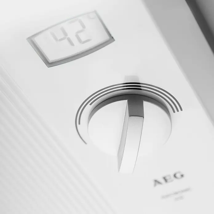 AEG Durchlauferhitzer DDLE LCD2727 kW, Elektronisch - Nahaufnahme eines AEG-Warmwasserbereiters mit Temperaturregler und digitaler Anzeige.