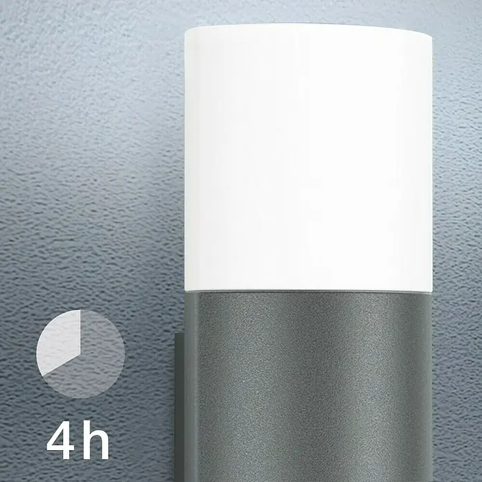 Steinel LED-Sensor-Außenwandleuchte L 910 S anthrazit - 9,8 W, L x B x H: 8 x 8,5 x 23,5 cm, Anthrazit, Weiß, Warmweiß - Nahaufnahme einer modernen Außenleuchte mit einer angegebenen Leuchtdauer von 4 Stunden. Das Gehäuse ist grau und der Diffusor weiß.