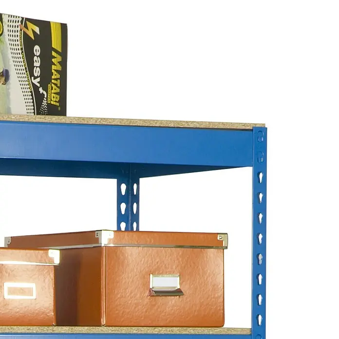 Simonrack Bricoforte Schwerlastregal Bricoforte Chipboard - H x B x T: 200 x 100 x 60 cm, Traglast pro Boden: 300 kg, Anzahl Böden: 5 Stk., Stecken, Blau - Detailaufnahme eines blauen Schwerlastregals mit Kartons und einem Matabi Easy-Produkt, das Stauraum und Organisation bietet.