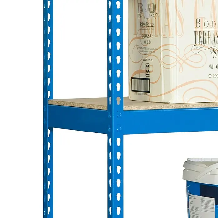 Simonrack Bricoforte Schwerlastregal Bricoforte Chipboard - H x B x T: 200 x 100 x 60 cm, Traglast pro Boden: 300 kg, Anzahl Böden: 5 Stk., Stecken, Blau - Detailaufnahme eines blauen Lagerregals mit Holzböden, beladen mit Kartons und einem Eimer. Robuste und praktische Regallösung.