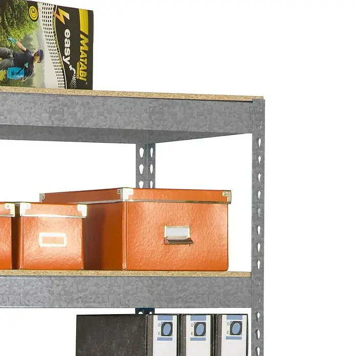 Simonrack Bricoforte Schwerlastregal Bricoforte Chipboard - H x B x T: 200 x 100 x 60 cm, Traglast pro Boden: 300 kg, Anzahl Böden: 5 Stk., Stecken, Silber - Nahaufnahme eines Metallregals mit braunen Kartons und schwarzen Ordnern, ideal für Büro oder Lager, bietet viel Stauraum und Ordnung.