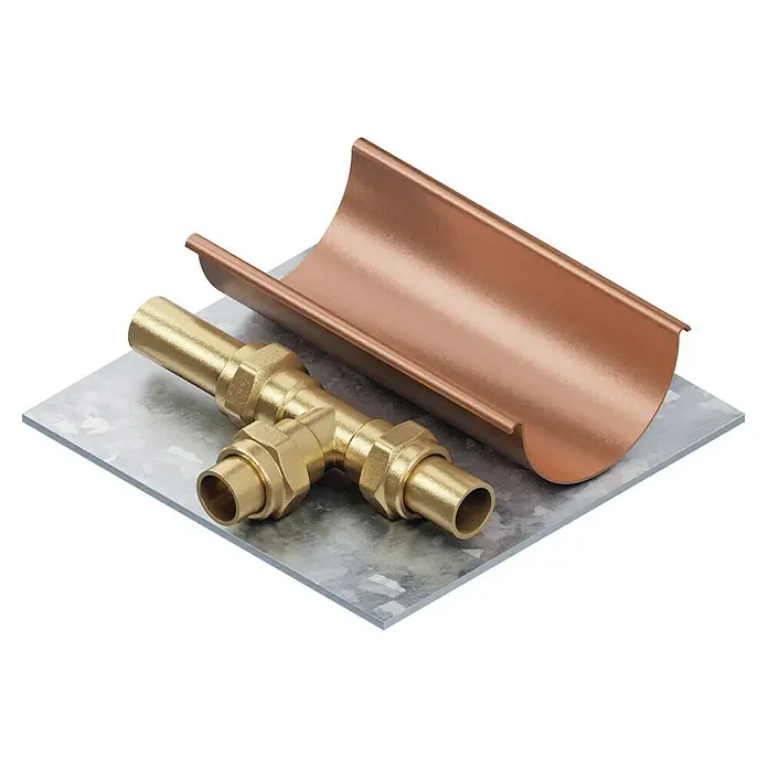 Bosch Professional Expert Diamant-Trennscheibe Metal Wheel - Durchmesser Scheibe: 180 mm - Produktbild einer Kupfer Regenrinne und einem Messing T-Stück Verbinder auf einer Metallplatte, ideal für Sanitär- und Installationsprojekte.