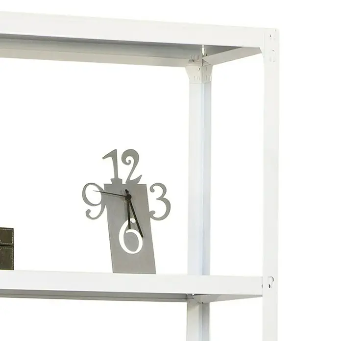Simonrack Simonhome Metallregal Click Metall Mini - H x B x T: 180 x 80 x 30 cm, Traglast pro Boden: 150 kg, Anzahl Böden: 5 Stk., Stecken, Weiß/Weiß - Detailaufnahme eines weißen Metallregals mit einer dekorativen Uhr, die modernes Design und Funktionalität vereint.