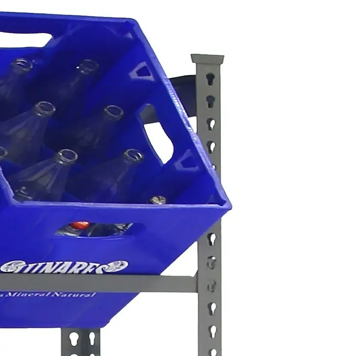 Simonrack Simonbottle Getränkekistenregal Bottleclick - H x B x T: 180 x 40 x 30 cm, Traglast Einlegeboden: 100 kg, Anzahl Böden: 3 Stk., Stecken, Grau - Ein blauer Kasten voller Glasflaschen steht auf einem Regal. Die Kiste ist mit dem Schriftzug "TINARE" versehen.
