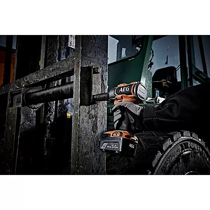 AEG Pro 18V Akku-Schlagschrauber BSS18MTF12BL-0 - 18 V, Ohne Akku, 785 Nm - Orange-schwarzer AEG Schlagschrauber mit 5.0Ah Akku, von einer behandschuhten Hand gehalten, befestigt große Schraube an schwerer Maschine.