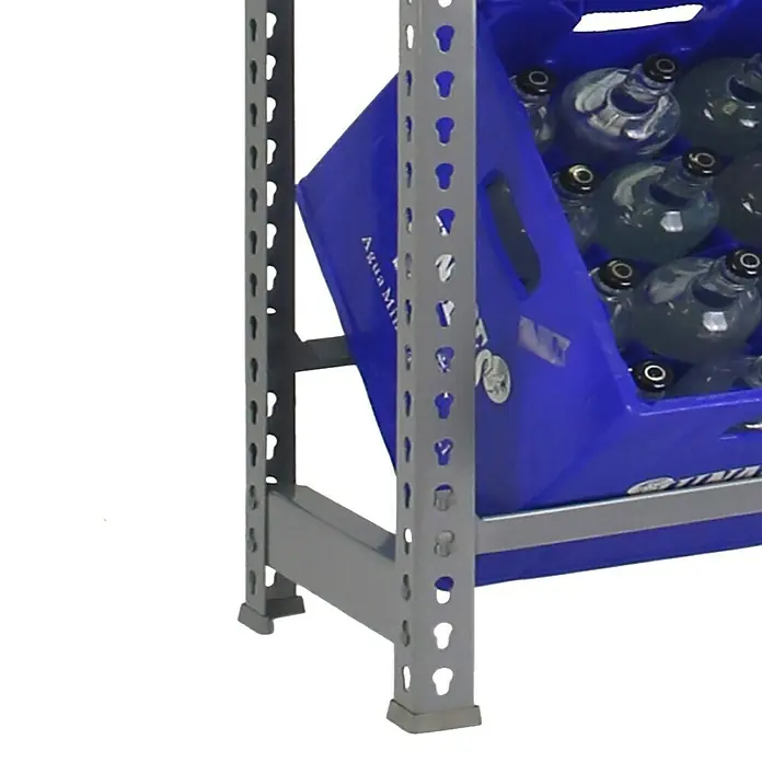 Simonrack Simonbottle Getränkekistenregal BottleclickH x B x T: 180 x 80 x 30 cm, Traglast Einlegeboden: 100 kg, Anzahl Böden: 3 Stk., Stecken, Grau - Ein Regal mit einer blauen Kiste voller Wasserflaschen. Die Flaschen sind aus Glas und haben einen dunklen Verschluss.