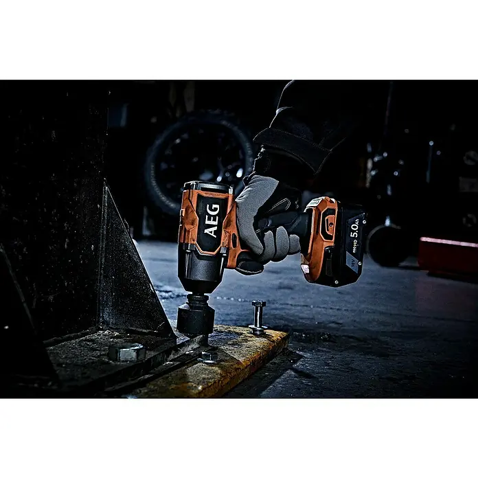 AEG Pro 18V Llave de impacto de batería BSS18MTF12BL-0 - 18 V, Sin batería, 785 Nm - Imagen de llave de impacto AEG con batería. Perfecto para trabajos de montaje pesados. Potente y confiable para uso profesional.