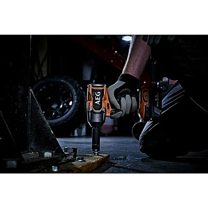 AEG Pro 18V Akku-Schlagschrauber BSS18MTF12BL-0 - 18 V, Ohne Akku, 785 Nm - Nahaufnahme eines AEG-Schlagschraubers mit Akku, der an einer Werkbank mit Schrauben arbeitet. Kraftvolles Werkzeug für den Profi.