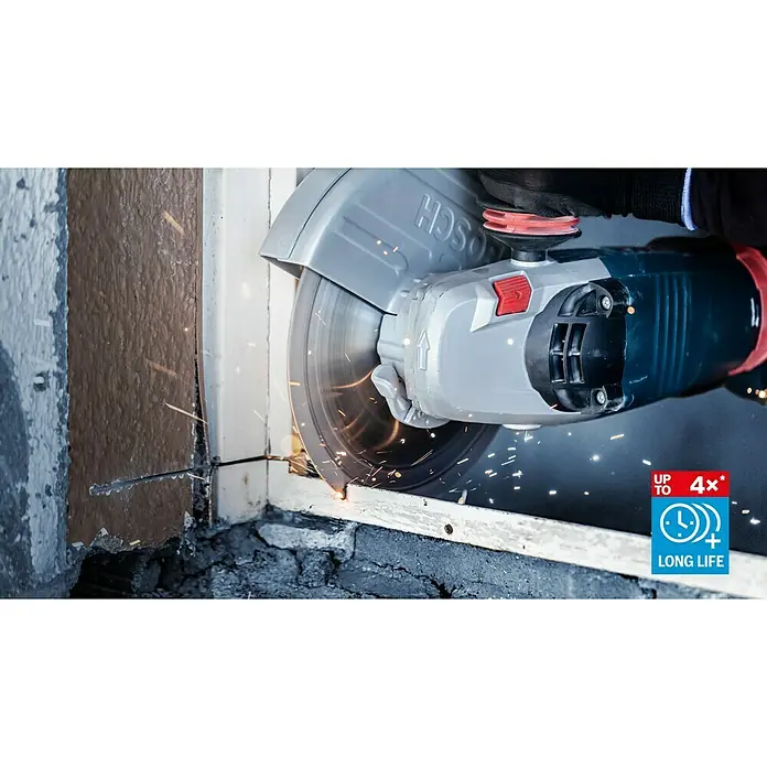 Bosch Professional Expert Diamant-Trennscheibe for MultiMaterial - Durchmesser Scheibe: 180 mm - Ein Bosch Winkelschleifer in Aktion, der durch Metall schneidet und dabei Funken sprühen. Das Gerät verspricht eine bis zu 4-fach längere Lebensdauer.