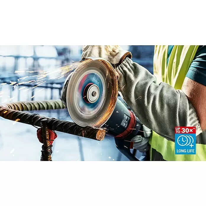 Bosch Professional Expert Diamant-Trennscheibe Metal Wheel - Durchmesser Scheibe: 180 mm - Ein Winkelschleifer mit rotierender Scheibe schneidet Bewehrungsstahl, Funken sprühen. Ein Arbeiter mit Handschuhen bedient das Werkzeug, „Long Life“-Merkmal hervorgehoben.