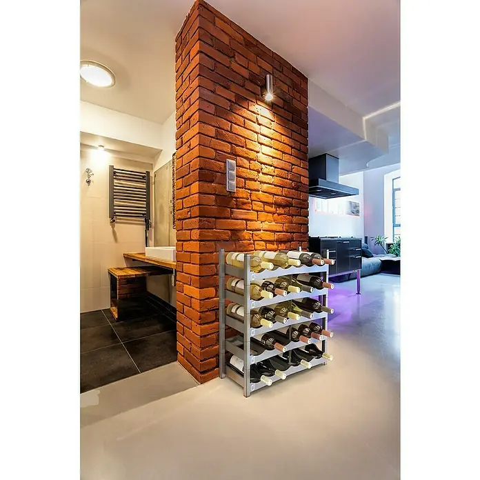Rotho Flaschenregal - L x B x H: 60 x 22 x 14 cm, Kunststoff, Anzahl Flaschen: 6 Stk. - Weinregal aus Metall mit mehreren Flaschen Wein, aufbewahrt in einem modernen Innenraum.