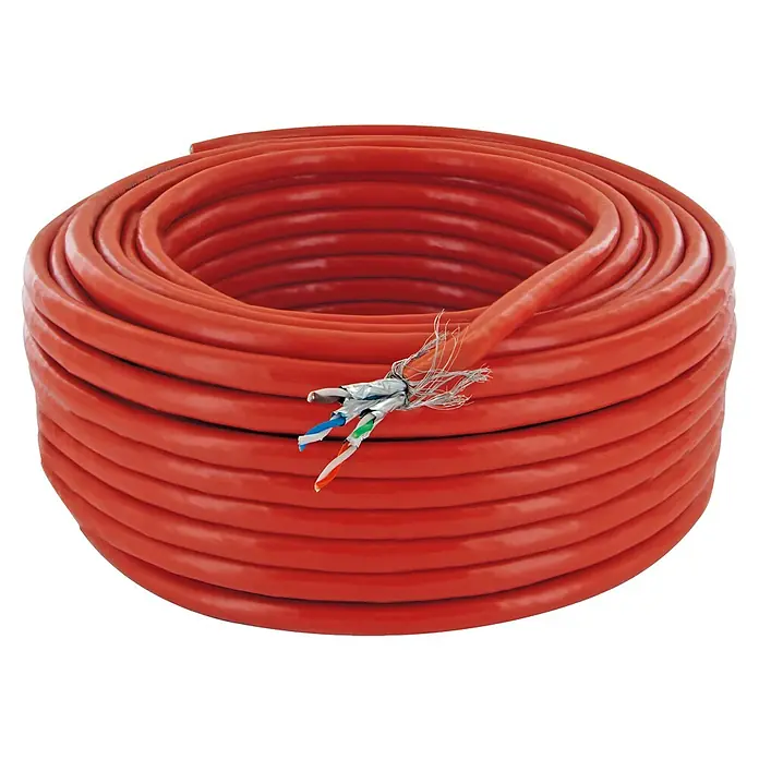Schwaiger Netzwerkleitung S/FTP - CAT7, Länge: 50 m, Orange, Bis zu 10 Gbit/s - Eine Nahaufnahme eines roten Ethernet-Kabels, das zu einer Spule aufgerollt ist und freiliegende innere Drähte zeigt.