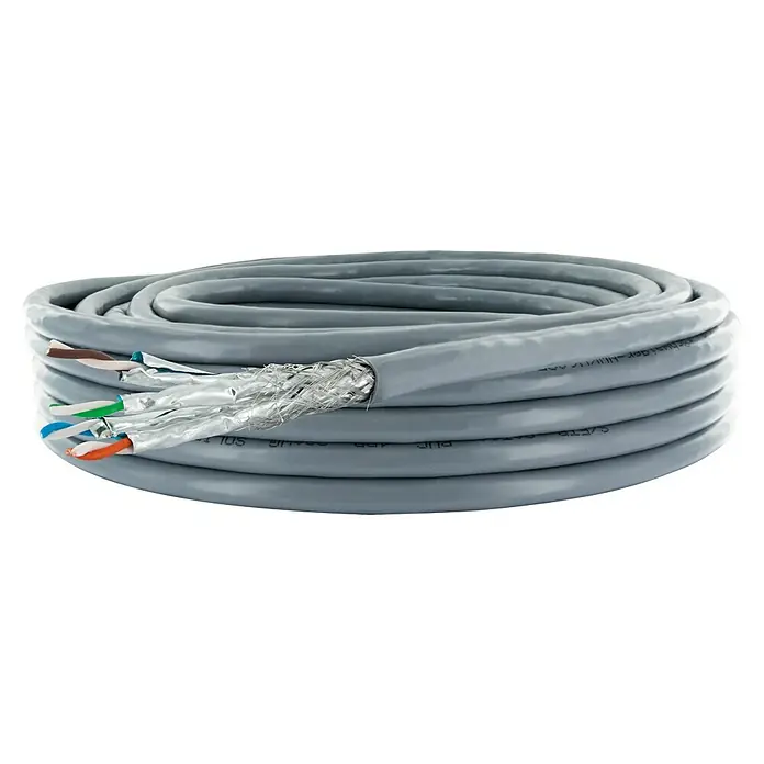 Netzwerkleitung S/FTP - CAT6a, Länge: 10 m, Grau, Bis zu 10 Gbit/s - Nahaufnahme eines aufgerollten grauen CAT7-Kabels mit freiliegenden, farbigen Adern und silberner Abschirmung.