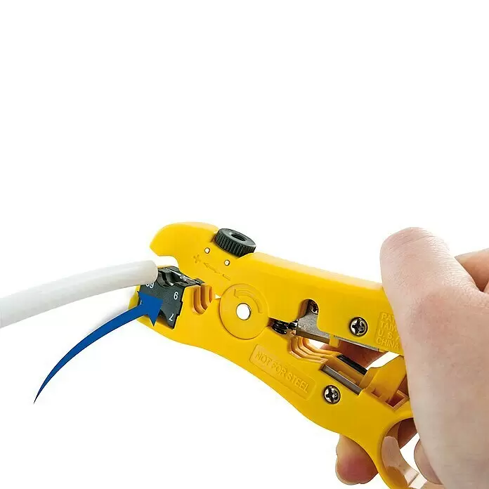 Schwaiger Abisolierwerkzeug Universal - Gelb, 20 x 120 x 170 mm - Gelber Kabelabisolierer wird von einer Hand gehalten und isoliert ein weißes Kabel.