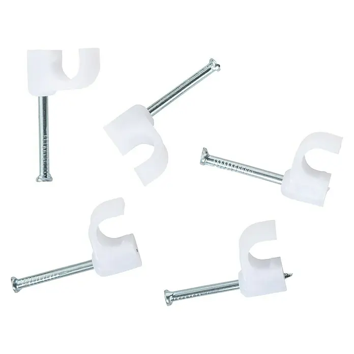 Schwaiger Nagelschelle - 20 Stk., Max. Leitungsdurchmesser: 7 mm, Weiß - Eine Nahaufnahme von weißen Kabelschellen mit verzinkten Nägeln, die auf schwarzem Hintergrund angeordnet sind.