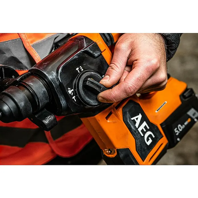 AEG Pro 18V Akku-Kombihammer BBH18BL2-018 V, Ohne Akku, 2,5 J - Eine Nahaufnahme eines AEG Bohrhammers, bei dem eine Hand den Moduswahlschalter einstellt, der für verschiedene Bohranwendungen konzipiert ist.