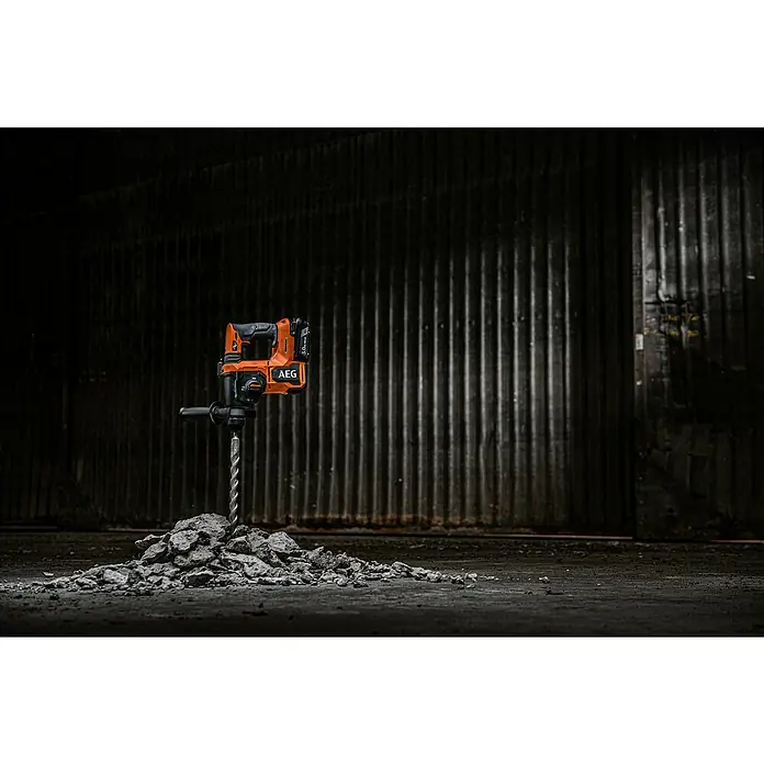 AEG Pro 18V Akku-Kombihammer BBH18BL2-0 - 18 V, Ohne Akku, 2,5 J - AEG Akku-Bohrhammer mit Bohrer im Einsatz, ideal für kraftvolle Bohrungen in Beton und Mauerwerk. Robust und zuverlässig für Profis.