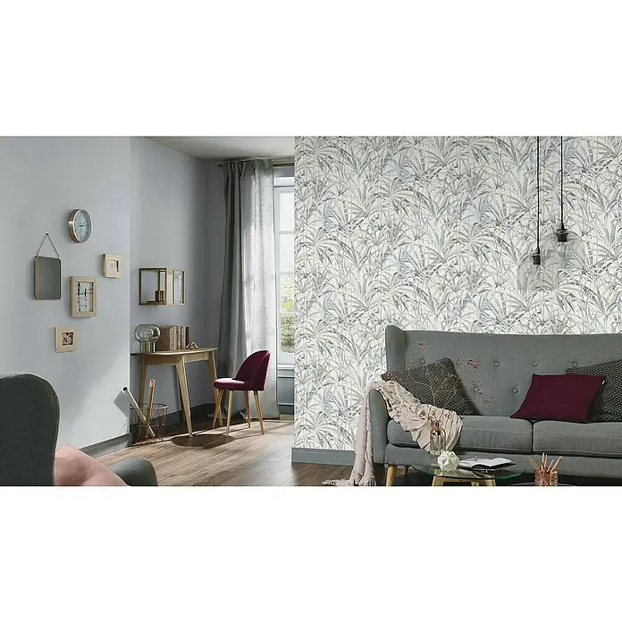 Papel pintado Vegetal con Hojas - Gris, Motivo decorativo, 10 x 0,53 m - Salón con sofá gris, mesa de madera y papel pintado floral. La decoración incluye cojines y una lámpara de mesa.