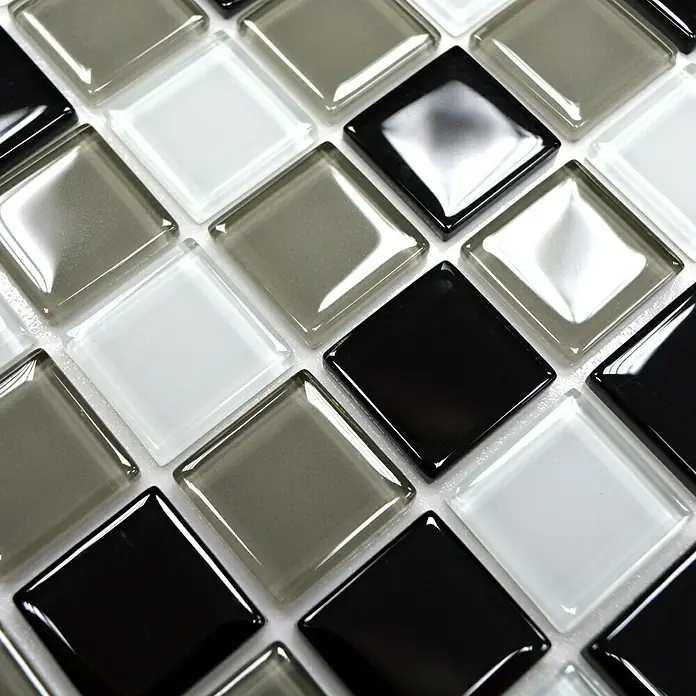 Selbstklebemosaik Quadrat Crystal Mix SAM 4CM30 - 30 x 30 cm, Schwarz/Braun/Weiß, Glänzend - Nahaufnahme von Mosaikfliesen in Schwarz, Grau und Weiß, die ein modernes und stilvolles Muster für die Inneneinrichtung bilden.