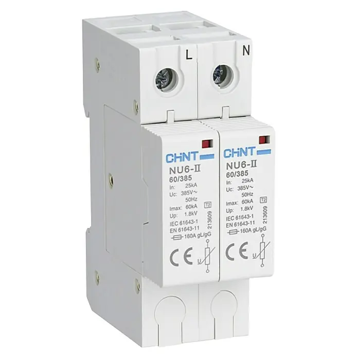 Chint Protector contra sobretensión NU6-II -  - Primer plano de dos dispositivos de protección contra sobretensiones blancos CHNT NU6-II 60/385 que muestran los datos técnicos.