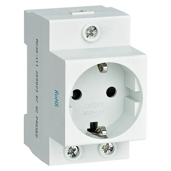 Chint Toma de corriente para cuadros carril DIN - Blanco, Plástico, 16 A - Primer plano de una toma de corriente blanca CHTN AC30-111, perfecta para instalaciones eléctricas. Proporciona energía fiable y seguridad para el uso diario.